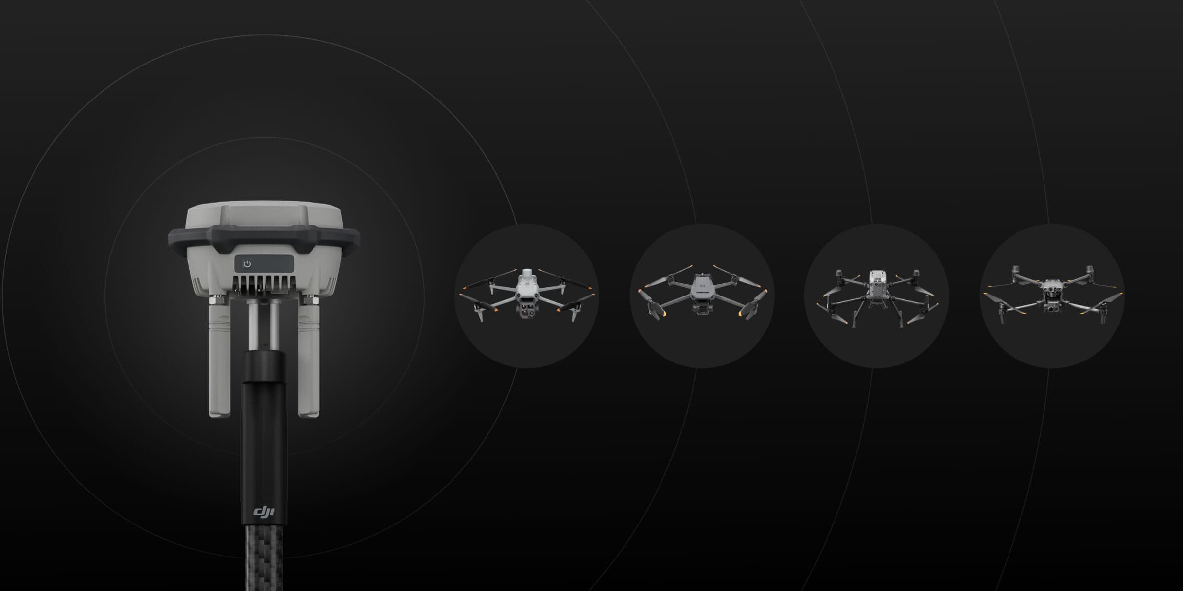 "En avancerad drönarstation visas tillsammans med fyra olika drönarmodeller mot en mörk bakgrund."