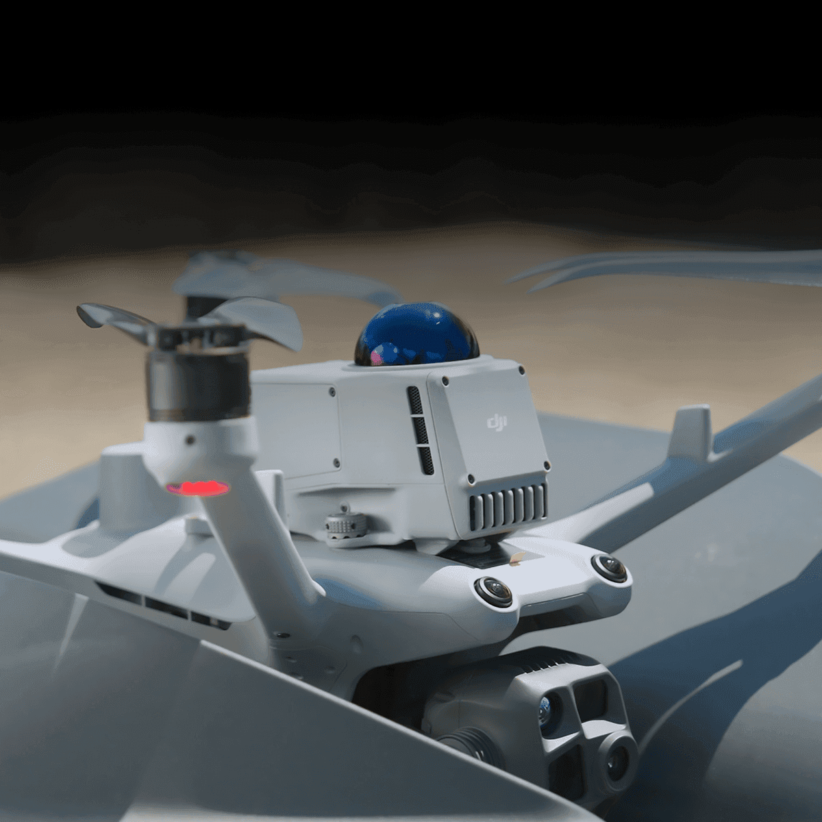 En avancerad drönare med flera sensorer och kameror, redo för flygning i en teknologisk miljö.