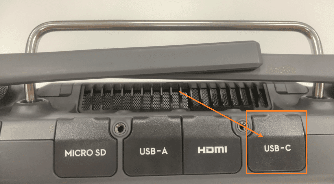 Anslutningspanel med portar märkta "MICRO SD", "USB-A", "HDMI" och "USB-C". En orange pil pekar mot USB-C-porten.