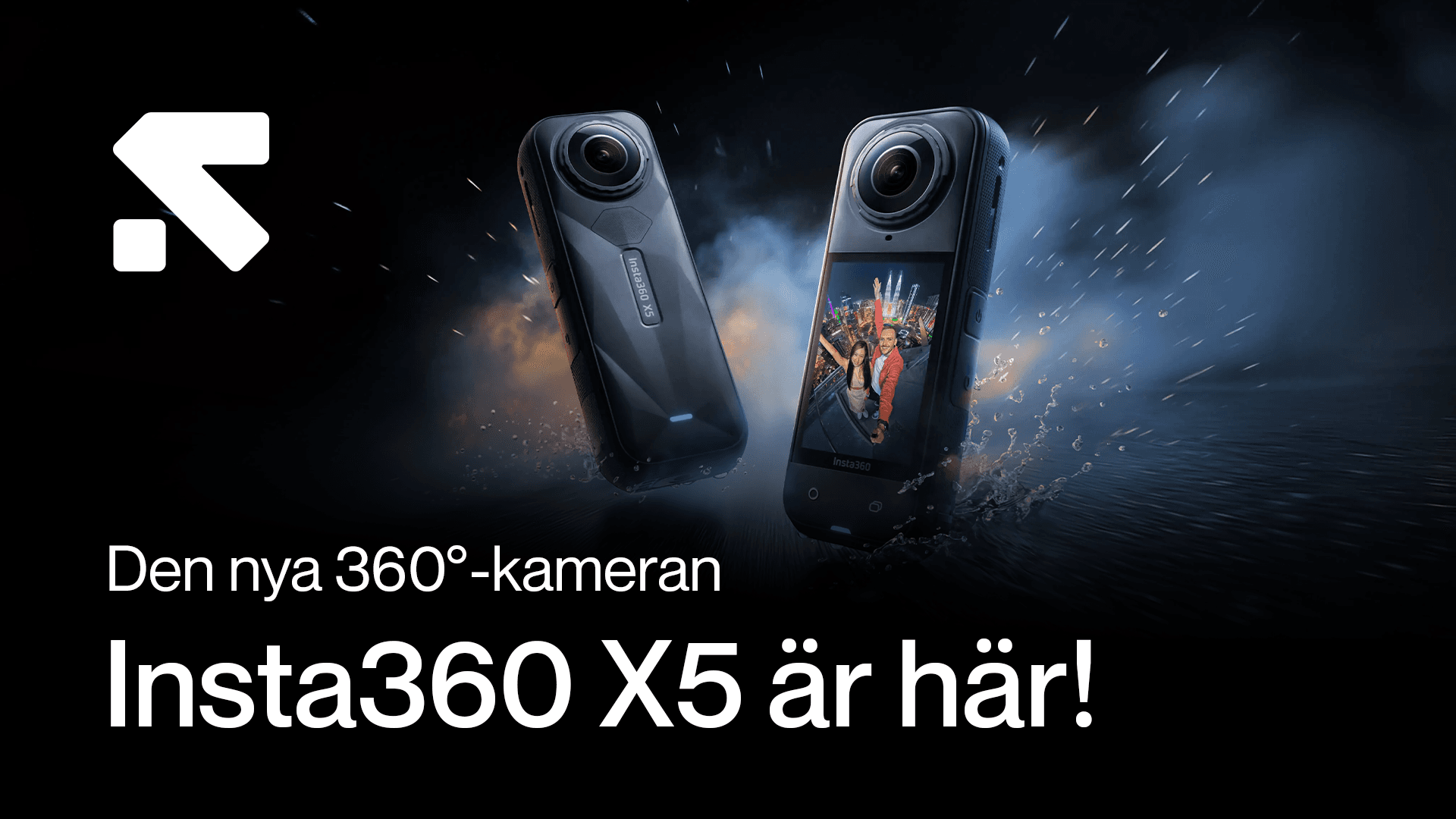 Två Insta360 X5-kameror svävar i en dramatisk, rökfylld miljö med vattenstänk, vilket framhäver deras robusta design.