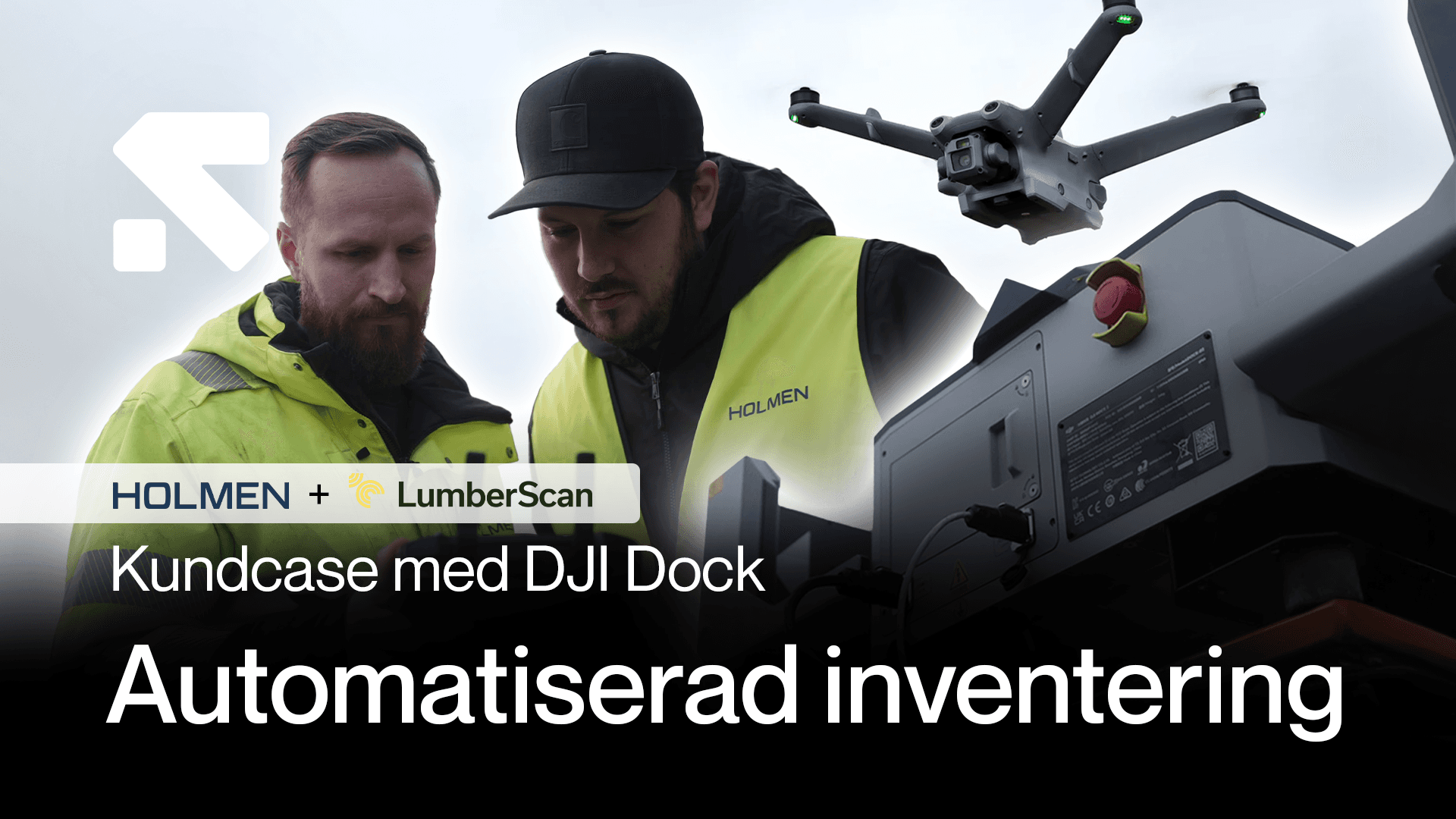 Två personer i gula jackor använder en fjärrkontroll medan en drönare flyger i bakgrunden. Texten "Kundcase: DJI Dock + Holmen och LumberScan Automatisera din inventering!" visas över bilden.