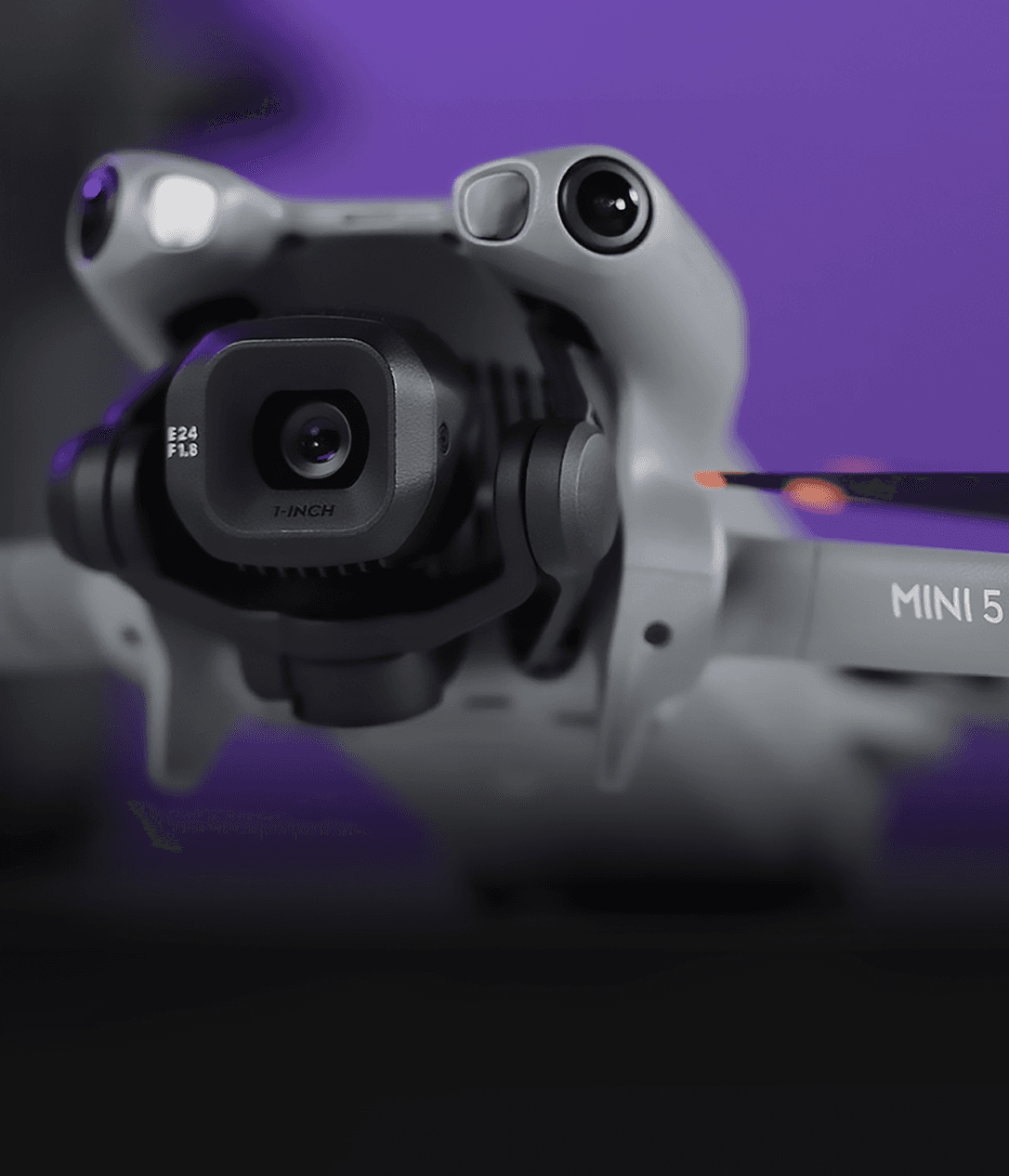 En närbild av en drönare med en avancerad kamera, mot en lila bakgrund.