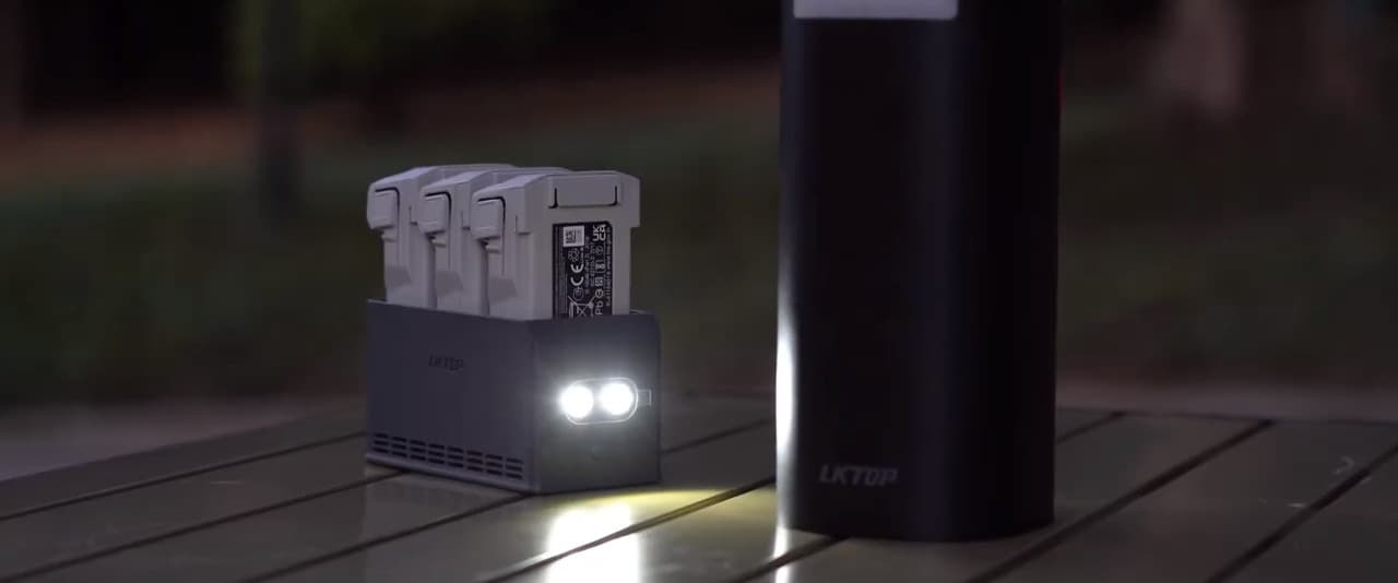 En bärbar enhet med LED-belysning fungerar som en ficklampa på ett bord utomhus.