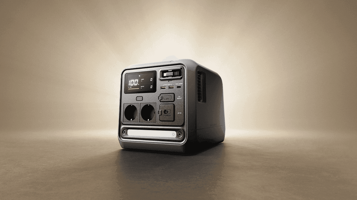 En modern bärbar kraftstation (DJI Power 1000 Mini) med flera uttag och en digital display, belyst mot en neutral bakgrund.
