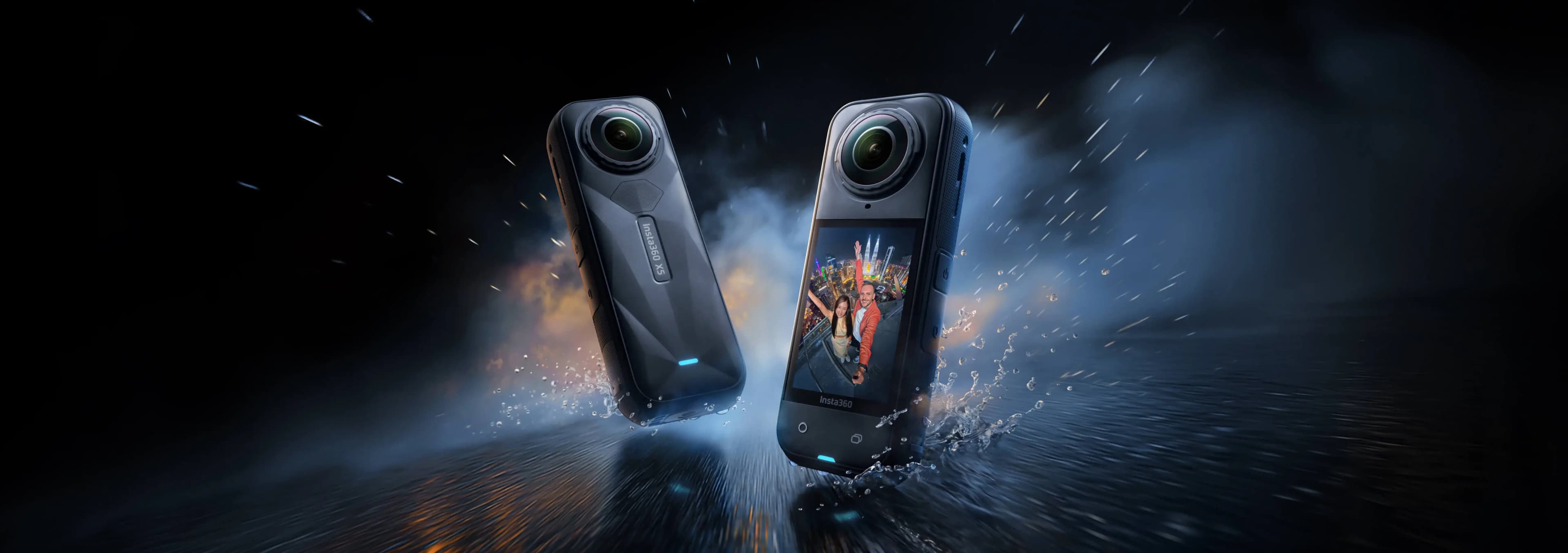 Två avancerade Insta360 X5-kameror svävar dramatiskt över en blöt yta, med en av dem som visar en färgstark bild på sin skärm.