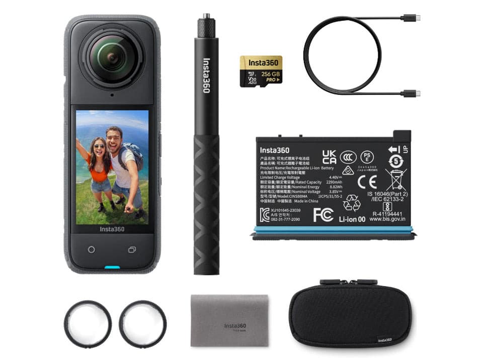 "En 360-kamera med tillbehör som inkluderar en selfiepinne, batteri, minneskort, laddkabel, linsskydd och ett fodral."