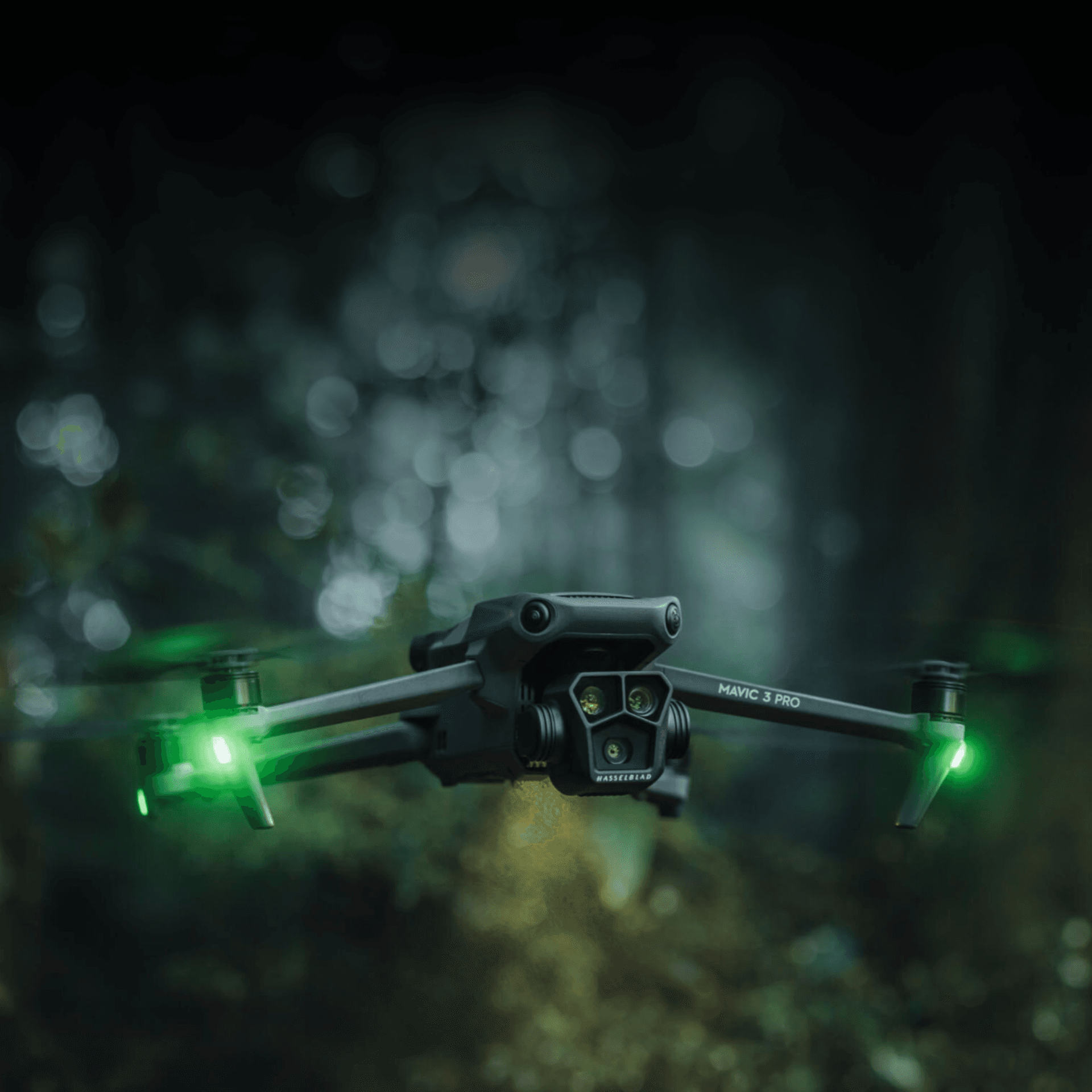 En drönare med gröna lysdioder svävar genom en dunkel skogsmiljö.