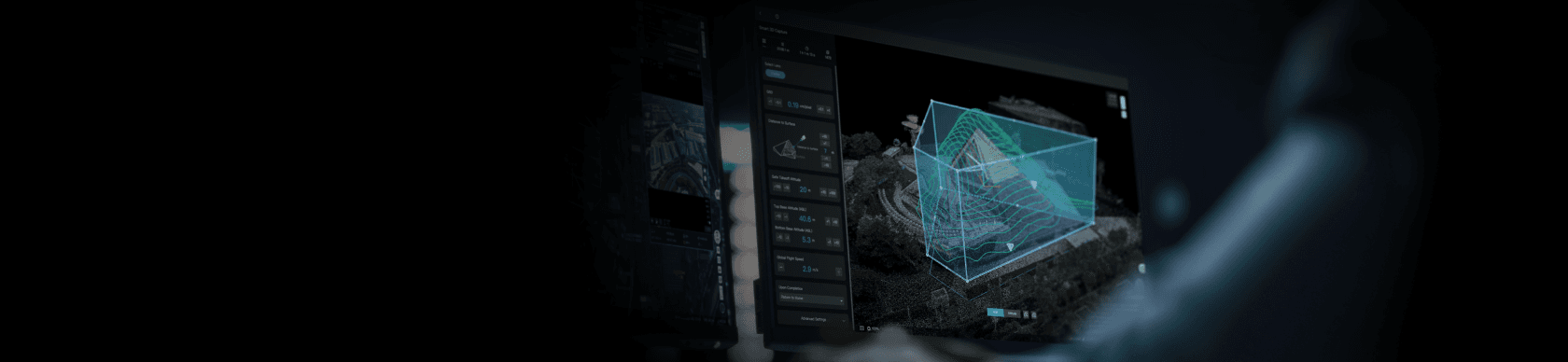 En person arbetar vid en datorskärm som visar en 3D-modell med topografiska linjer i en mörk miljö.
