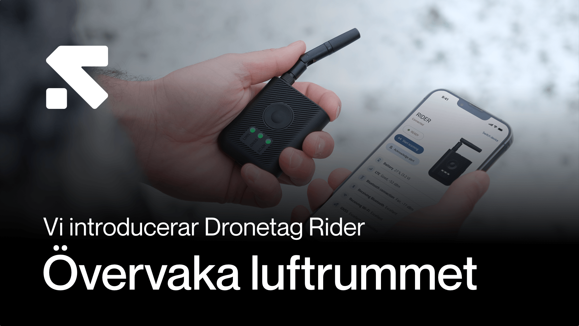 En hand håller en Dronetag Rider-enhet bredvid en smartphone som visar en app för övervakning av luftrummet. en-hand-haller.png