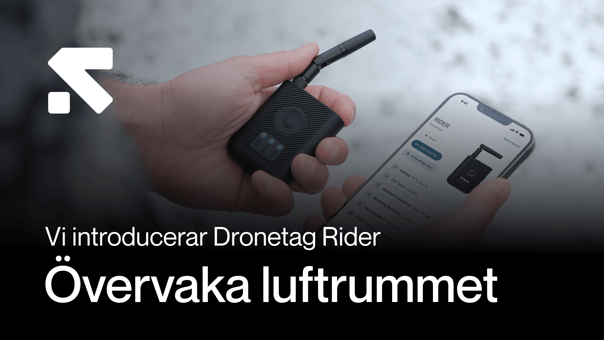 En hand håller en Dronetag Rider-enhet bredvid en smartphone som visar en app för övervakning av luftrummet.