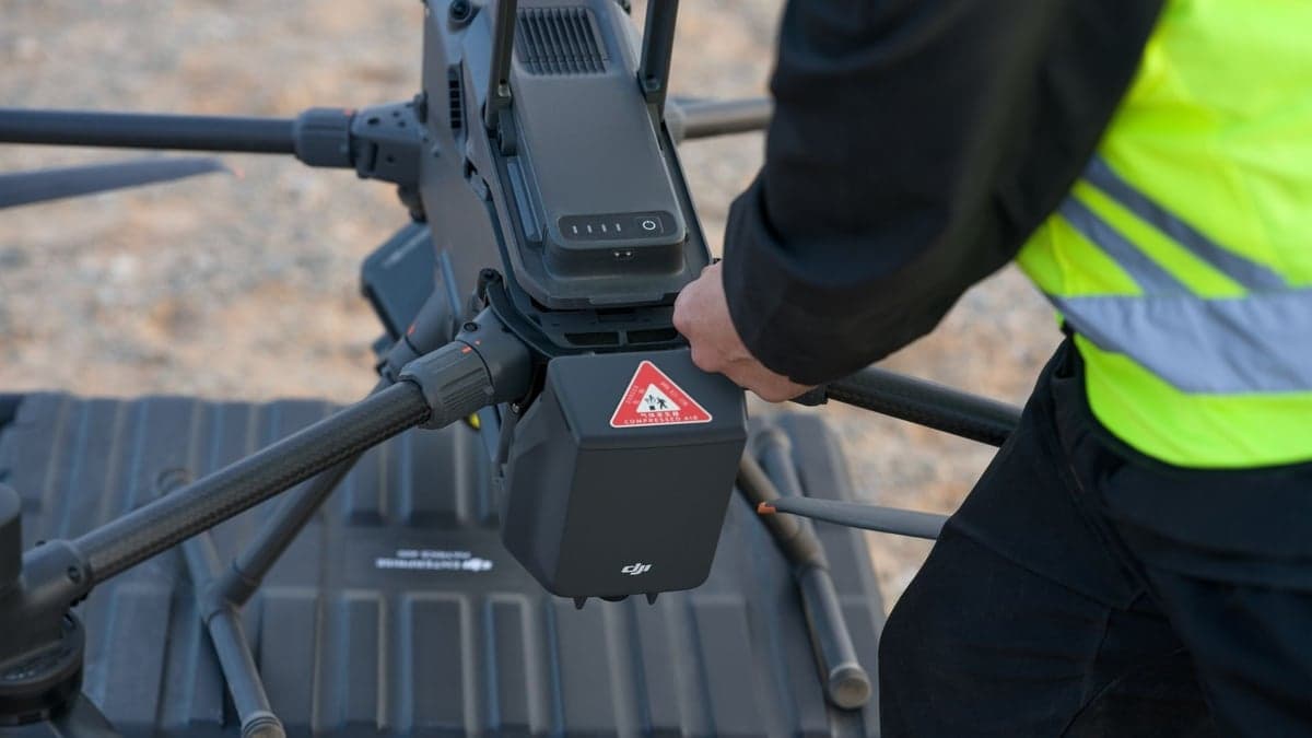 DJI Matrice 400 med DJI AP100 fallskärm bakmonterad