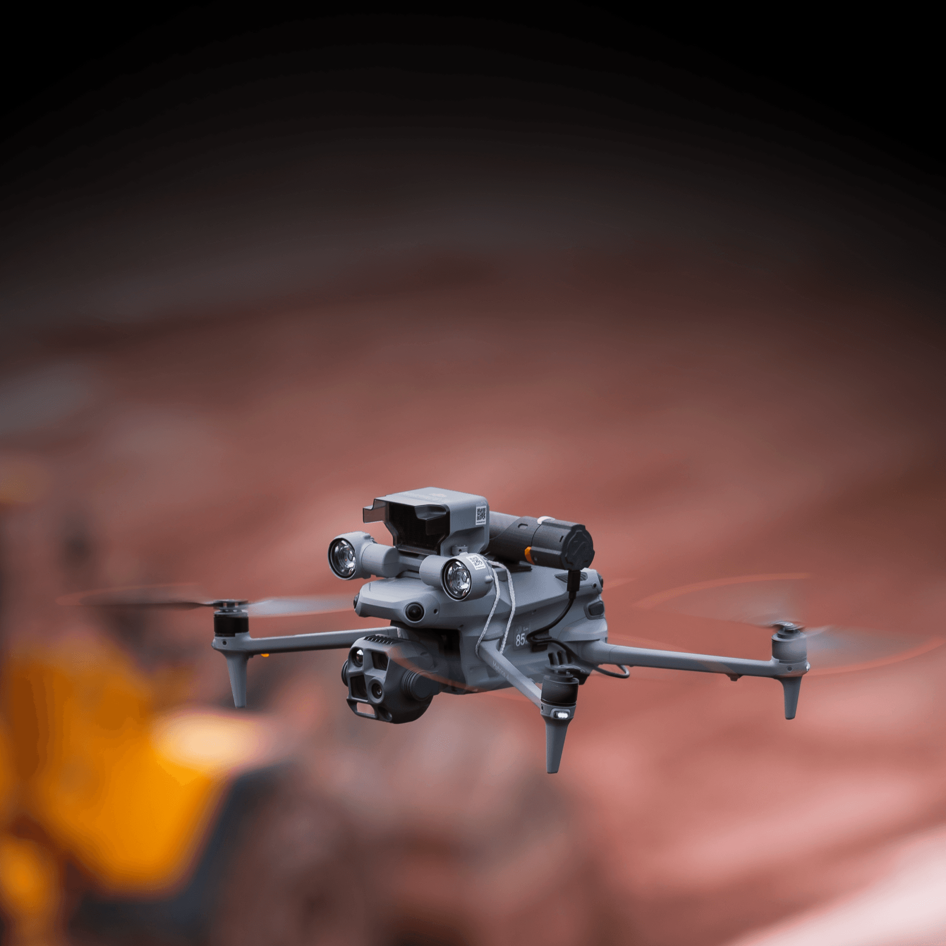 Drönare: En flygande DJI Matrice 4T med fallskärm