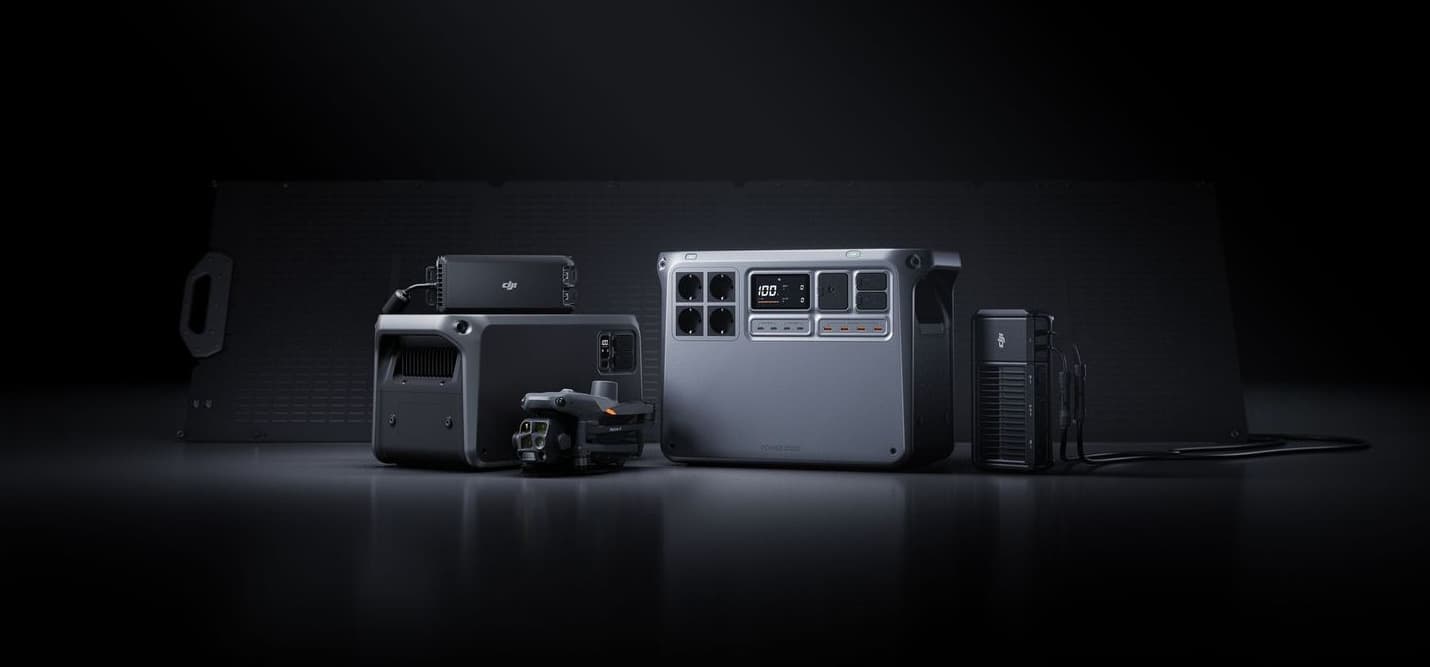 En samling av högteknologiska enheter, inklusive en drönare och DJI Power-kraftstationer, arrangerade mot en mörk bakgrund.