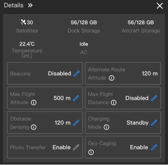 Skärmbild av drönarinställningar visar satellitanslutning, lagringskapacitet, temperatur, och olika flyg- och säkerhetsparametrar som max flyghöjd och hinderavkänning.