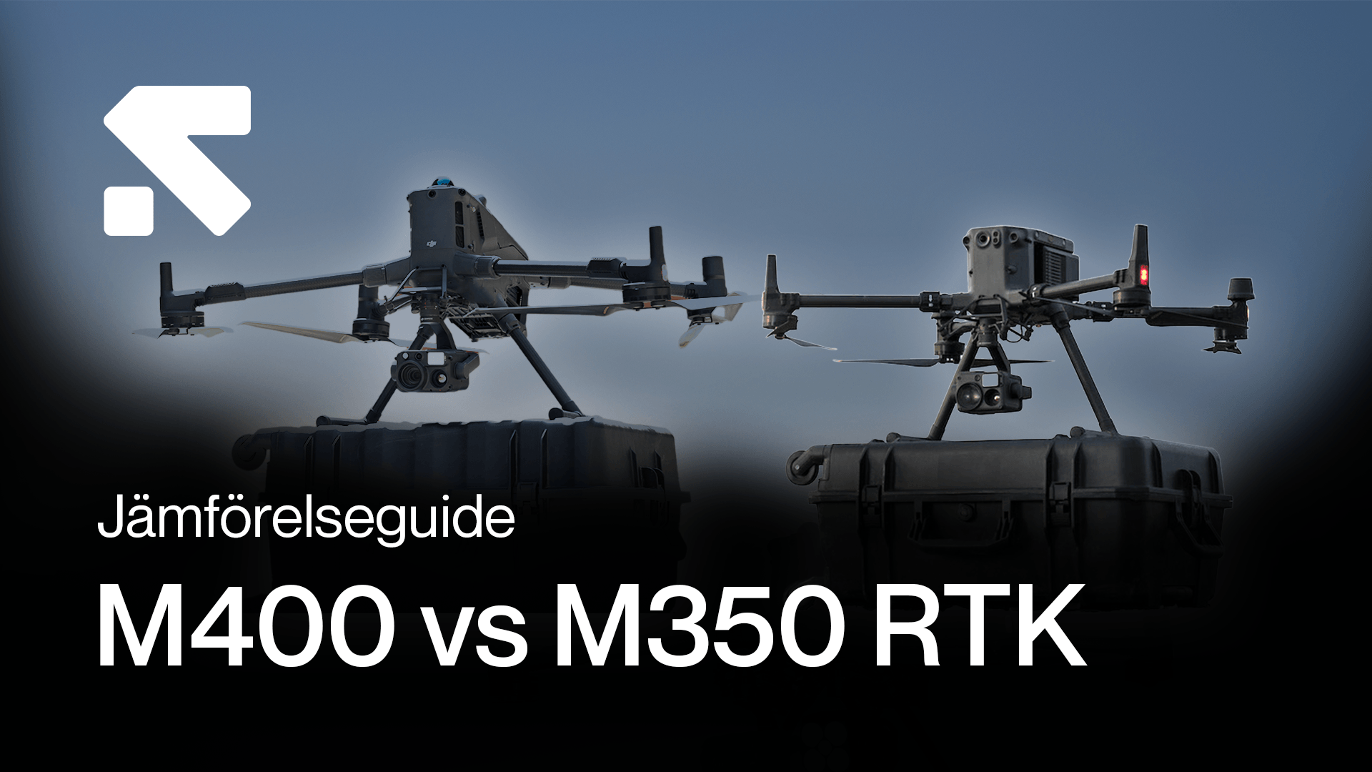 Två drönare, M400 (Matrice 400) och M350 RTK (Matrice 350 RTk), visas på hårda fodral mot en blå himmel, med texten 'Jämförelseguide'. tva-dronare-m400.png