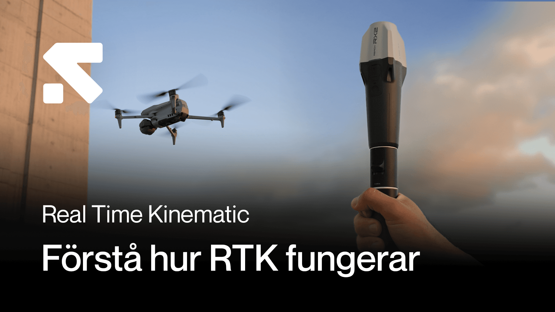 En drönare svävar i luften medan en hand håller en RTK-enhet mot en blå himmel, med texten 'Förstå hur RTK fungerar'.