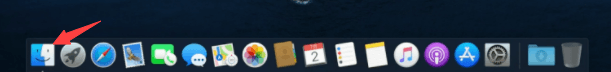 En skärmbild av en Mac-docka med flera applikationsikoner. En röd pil pekar på Finder-ikonen längst till vänster.