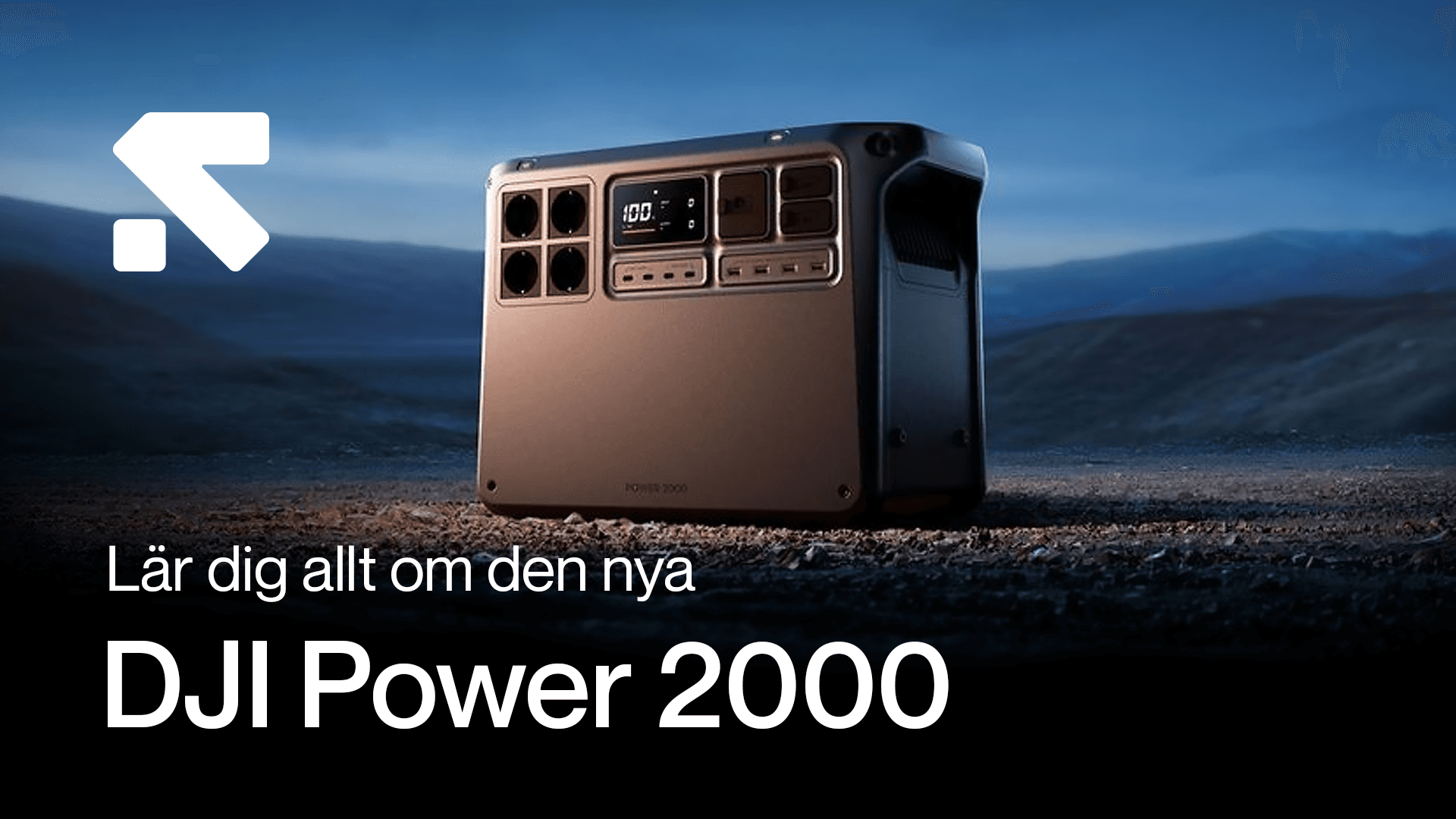 En DJI Power 2000-enhet står på en öppen yta med en dramatisk himmel i bakgrunden, vilket framhäver dess robusta design.