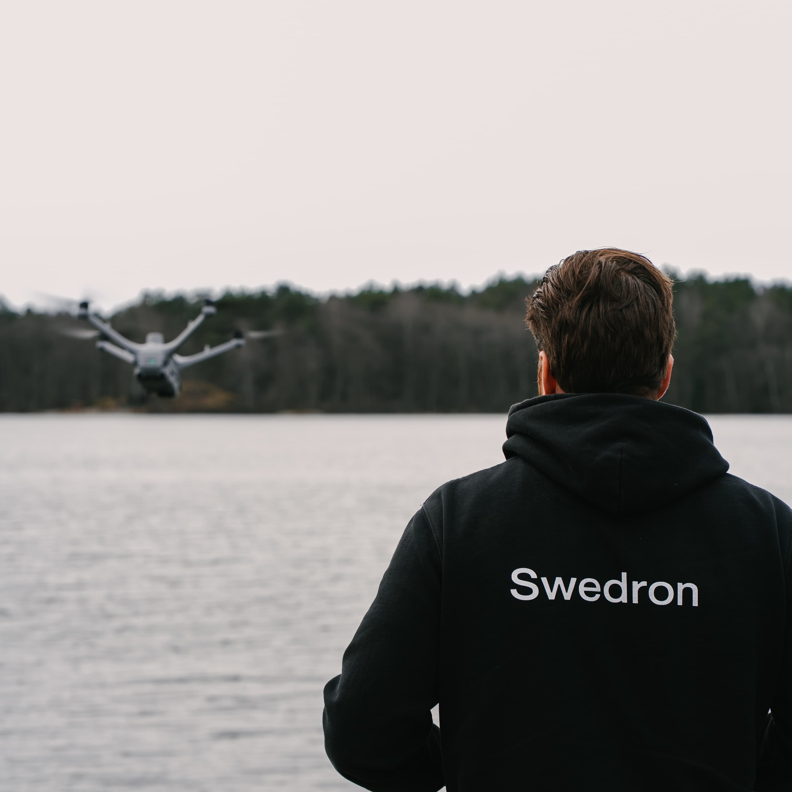 Patrik Nåfors visar drönare för kund