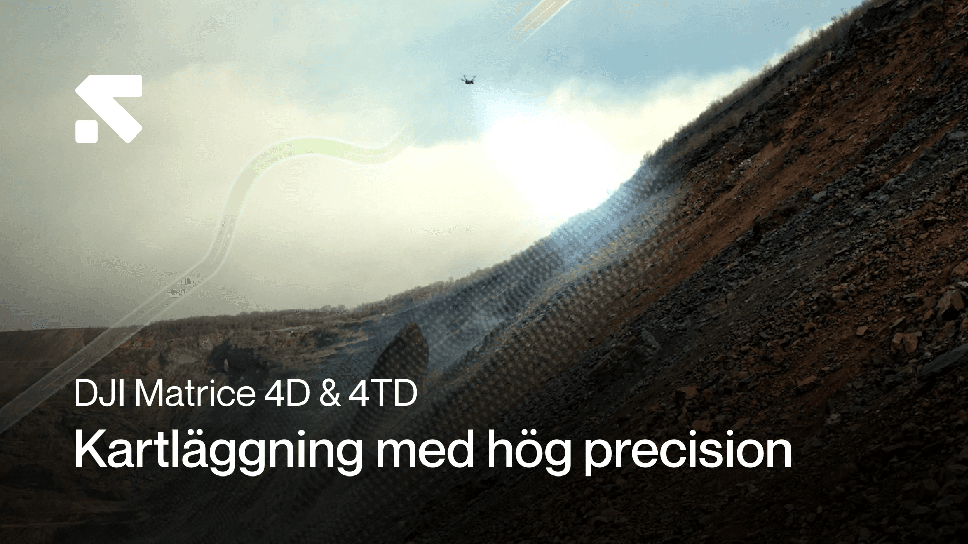 En drönare svävar över en bergssluttning under en molnig himmel, med texten 'Kartläggning med hög precision'.