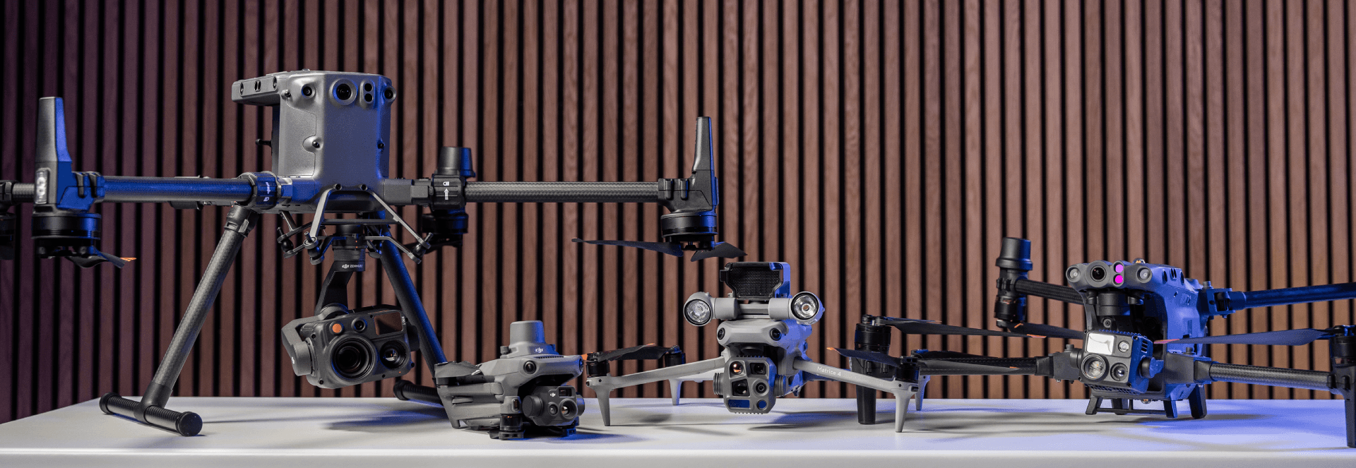 DJI-drönare med värmekamera - Bilden visar alla termiska drönare från DJI, inklusive Matrice 350 med Zenmuse H30T, Mavic 3T, Matrice 4T, Matrice 30T