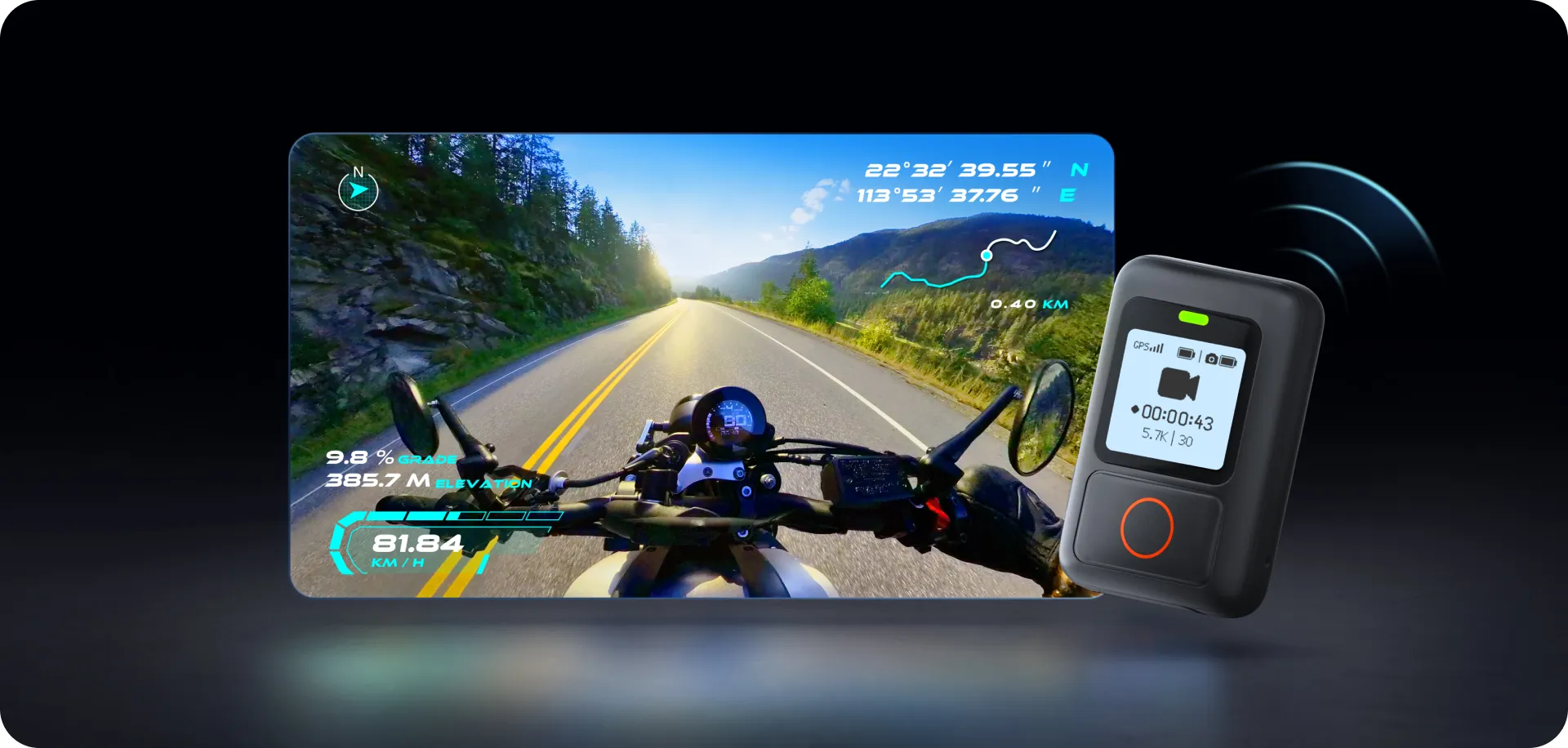En motorcyklist kör längs en naturskön väg med data som hastighet och lutning överlagrade på skärmen, bredvid en GPS-aktiverad kameraenhet.