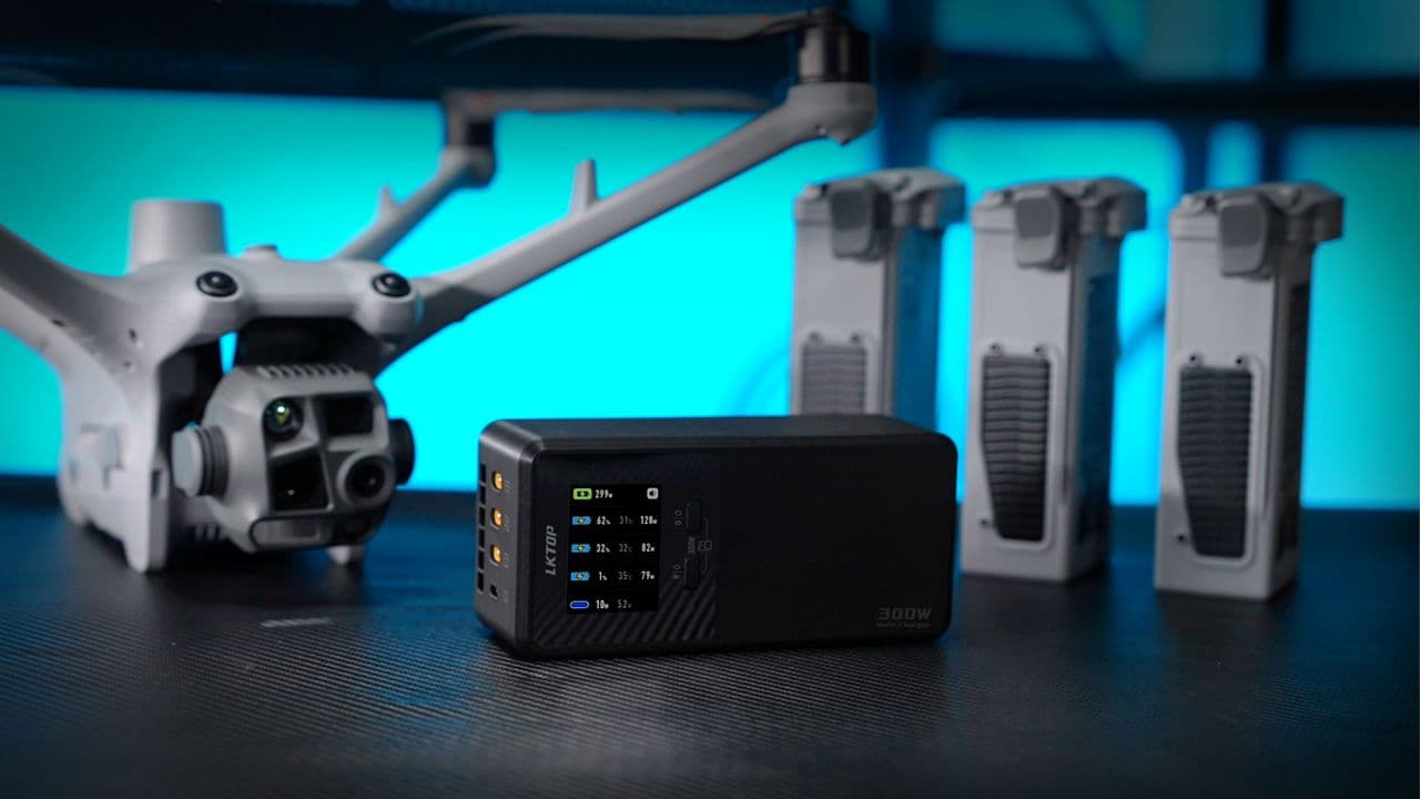 En DJI Matrice 4TD-drönare och flera batterier visas bredvid en avancerad 300 W-laddningsenhet från LKTOP med digital display i en futuristisk miljö.