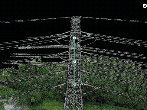 En detaljerad 3D-modell av en kraftledningstorn visas mot en bakgrund av grönska, vilket illustrerar dess struktur och omgivning.