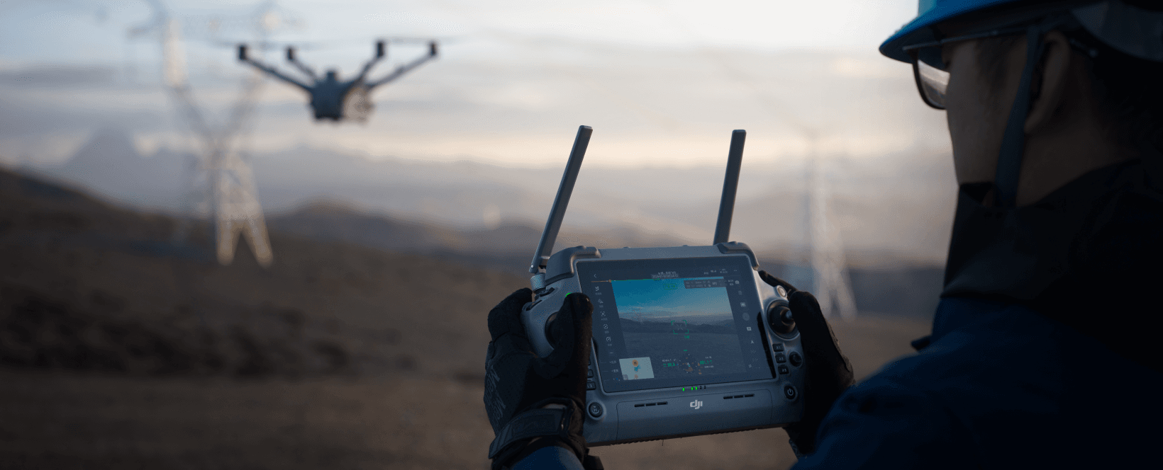 Flygande DJI Matrice 4TD-drönare med en DJI RC 2 Plus Enterprise-handkontroll