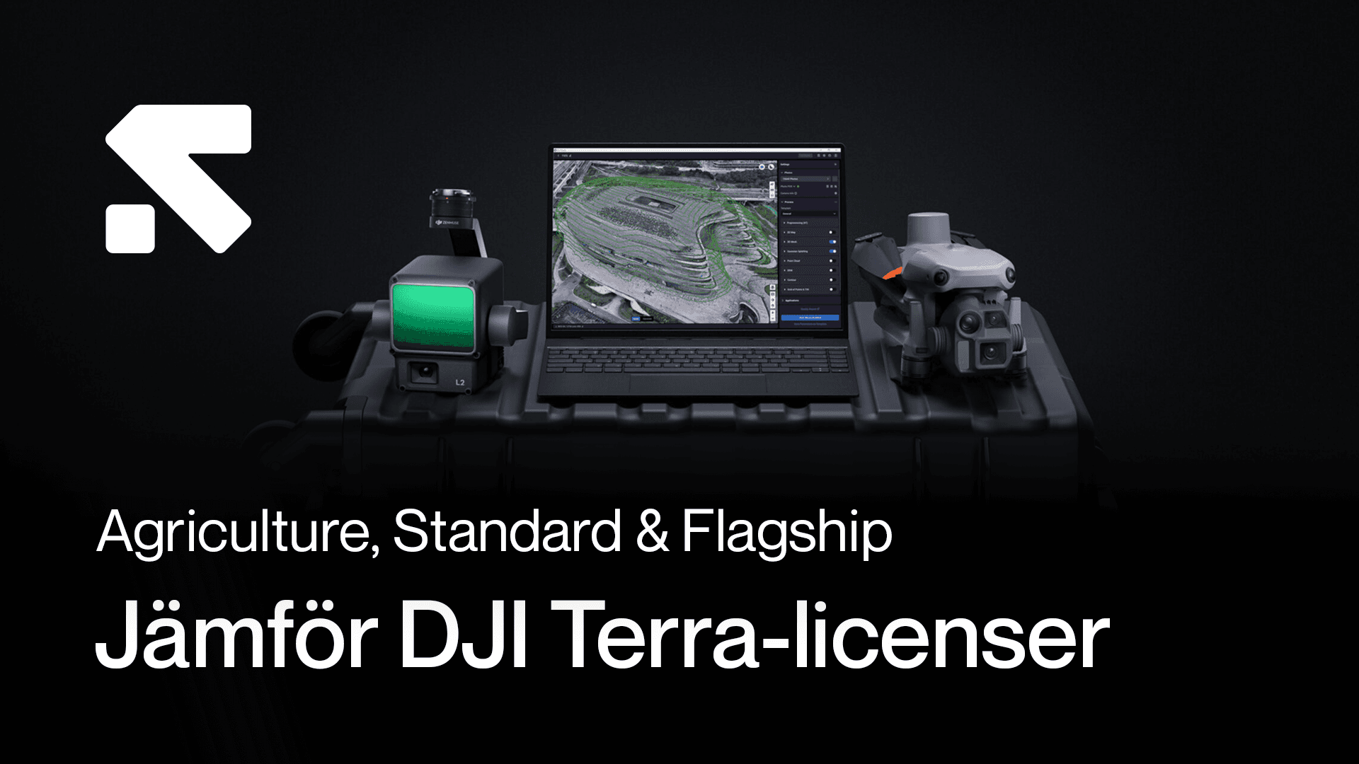 En bärbar dator visar en 3D-karta, omgiven av avancerad drönarteknik, med text om att jämföra DJI Terra-licenser.