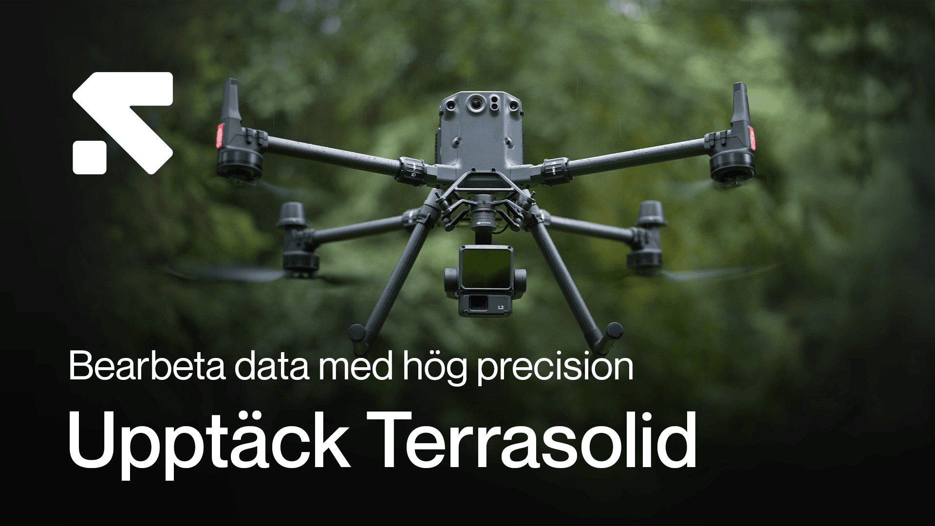 En avancerad drönare svävar i luften mot en bakgrund av grönska, med texten 'Bearbeta data med hög precision - Upptäck Terrasolid'.