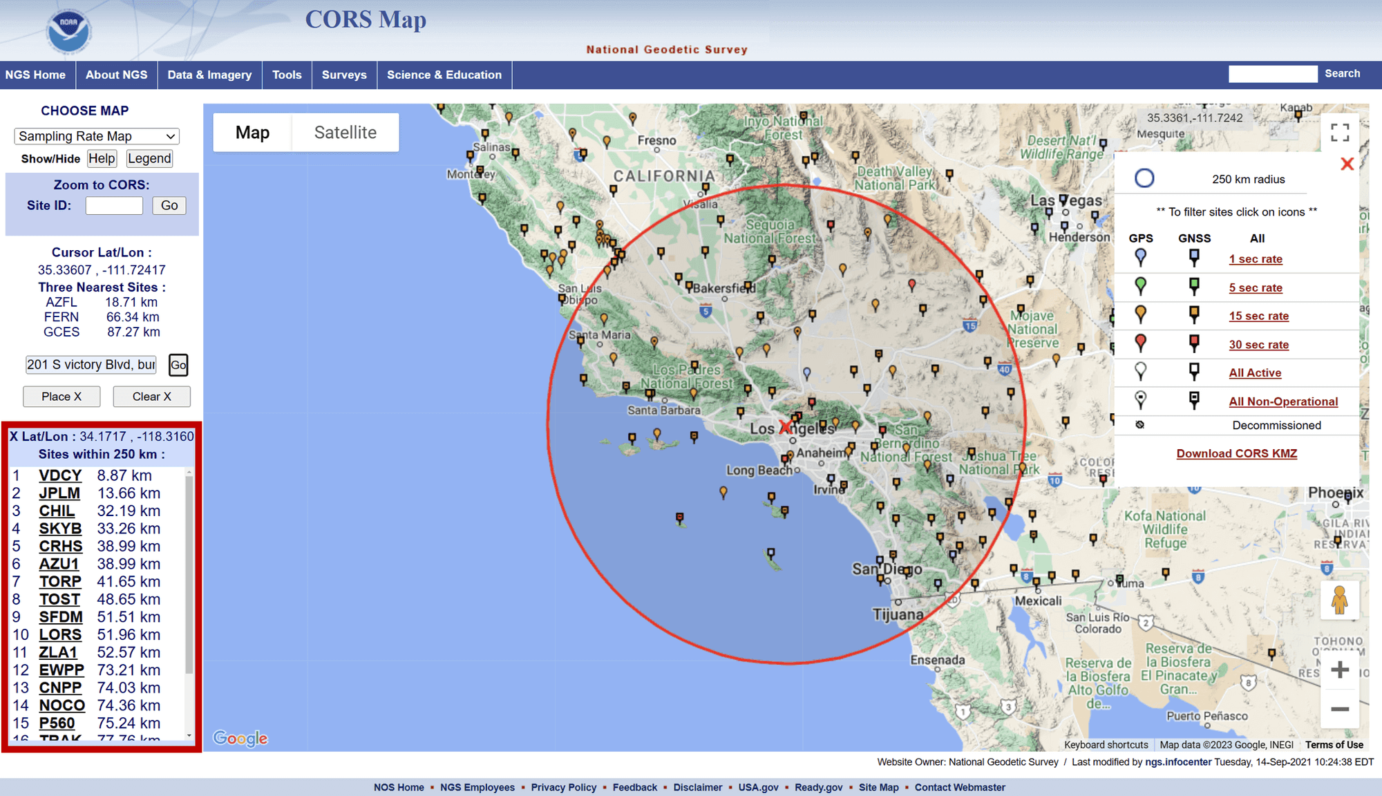 En karta över södra Kalifornien visar CORS-stationer markerade med olika färgade ikoner, omgivna av en röd cirkel som indikerar en 250 km radie.