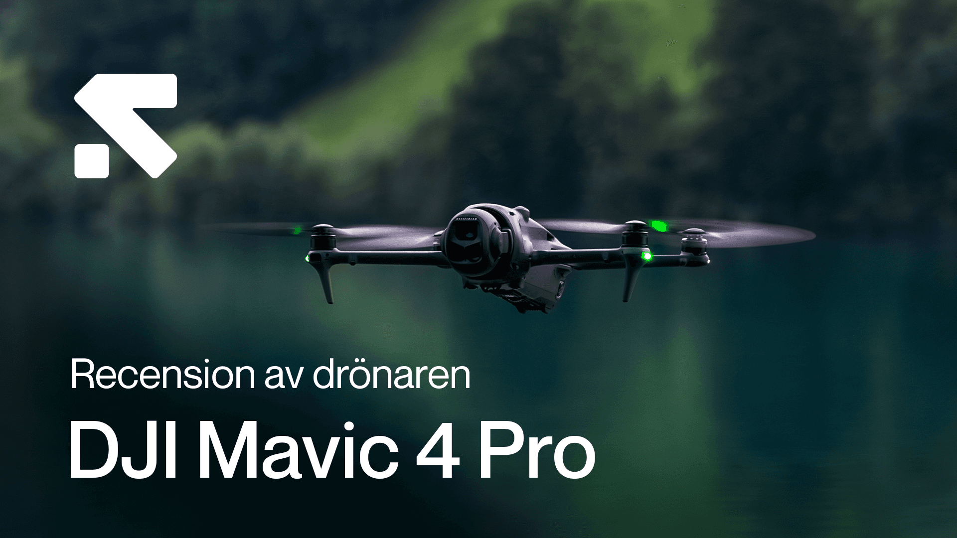 En DJI Mavic 4 Pro-drönare svävar över en lugn sjö med skog i bakgrunden, med texten 'Recension av drönaren DJI Mavic 4 Pro'.
