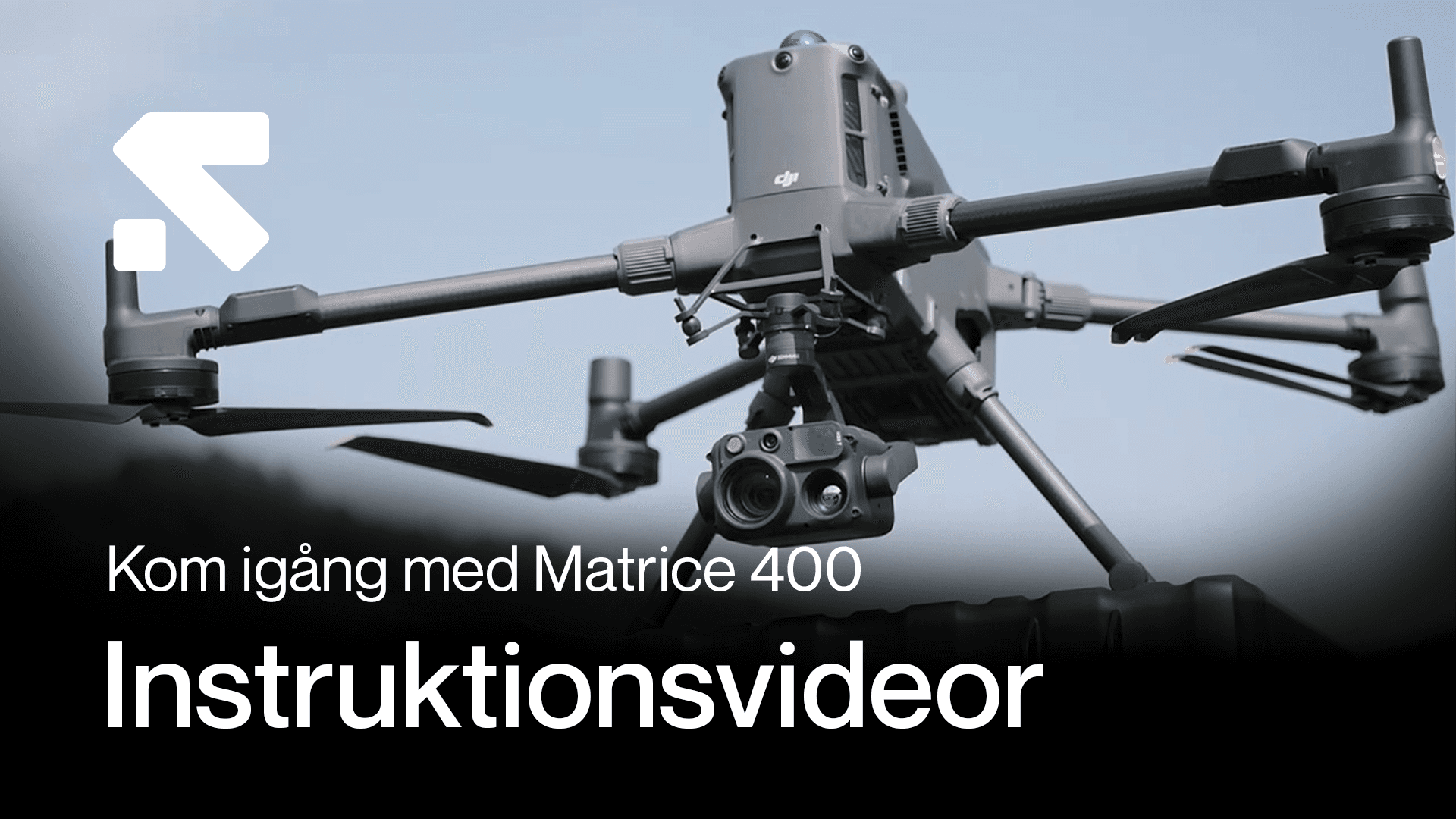 En drönare av modellen Matrice 400 svävar i luften, med texten 'Kom igång med Matrice 400 Instruktionsvideor' överlagrad.