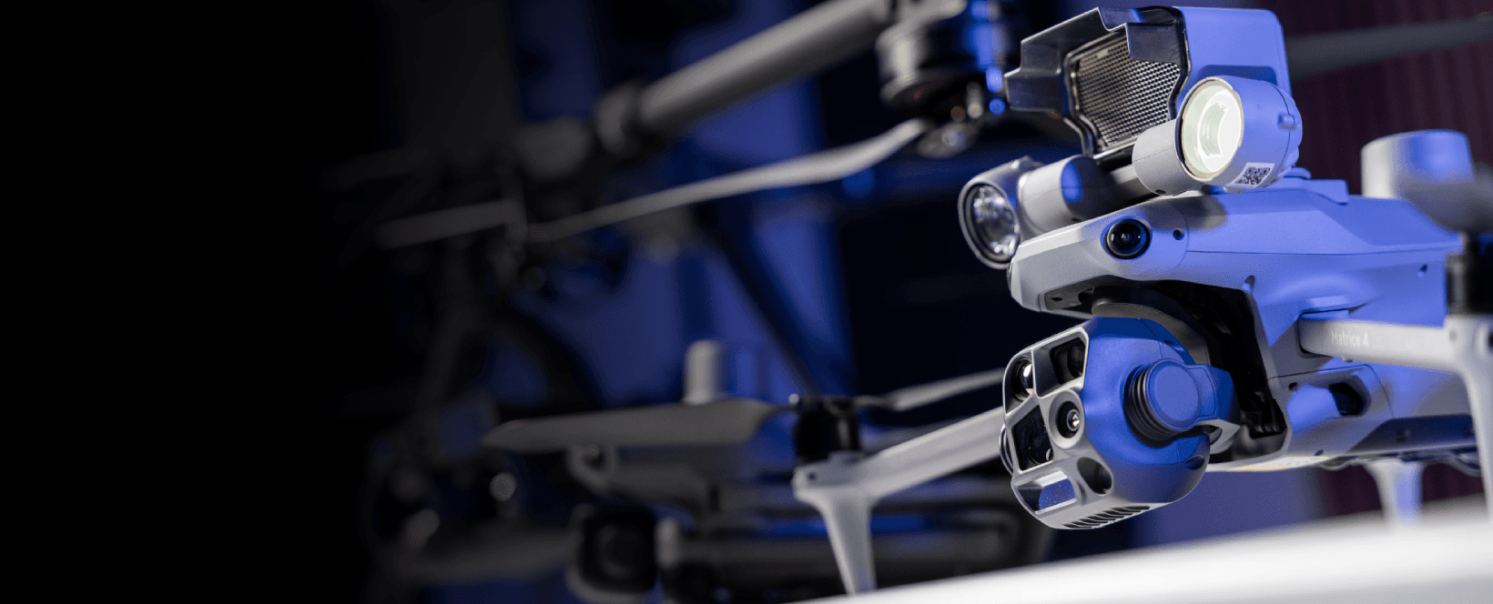 Bilden visar en DJI Matrice 4T-drönare med monterad Spotlight och högtalare