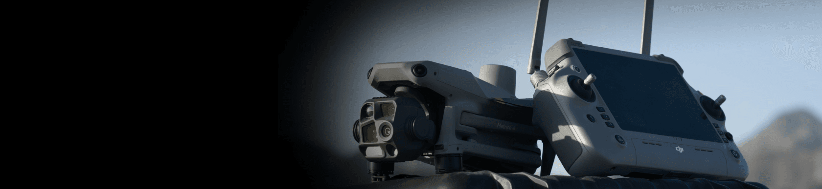 DJI-handkontrollen DJI RC Plus 2 Enterprise tillsammans med en DJI Matrice 4-drönare