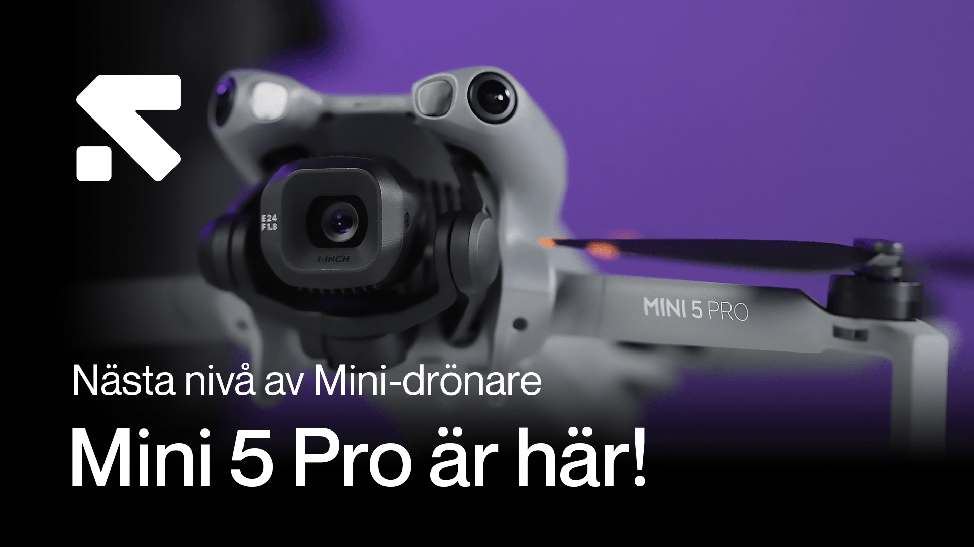 En närbild av Mini 5 Pro-drönaren med fokus på dess kamera, mot en lila bakgrund. Texten 'Nästa nivå av Mini-drönare' och 'Mini 5 Pro är här!' visas. en-narbild-av.png