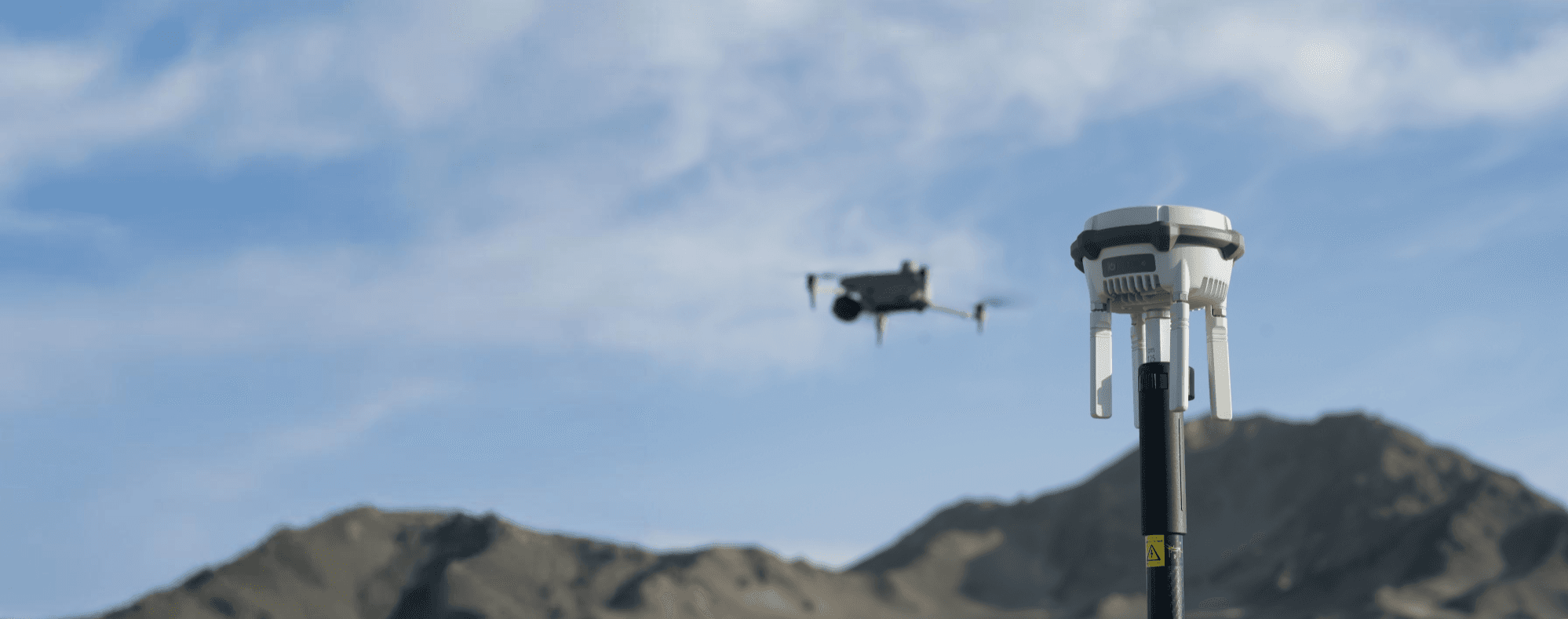 Bild på D-RTK 3 och Matrice 4 som flyger