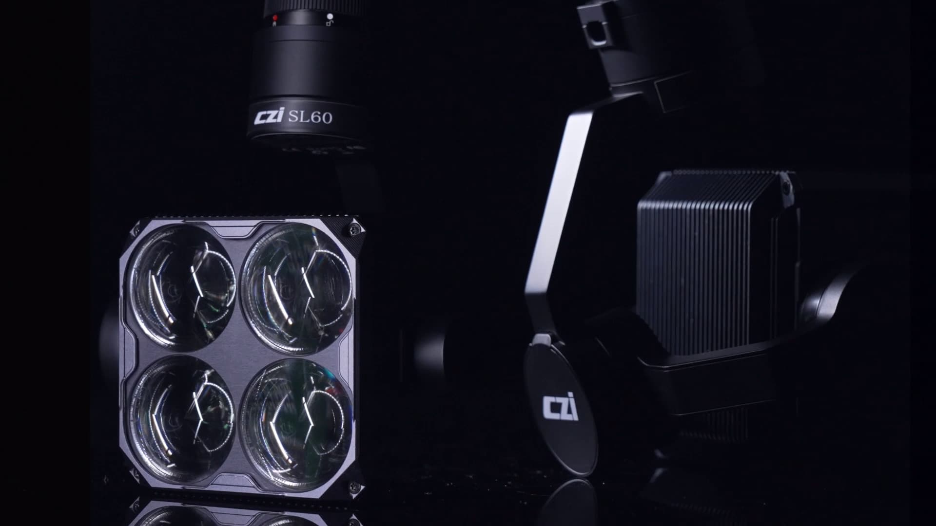 En närbild av avancerad belysningsutrustning med flera linser och en robust design, mot en mörk bakgrund.